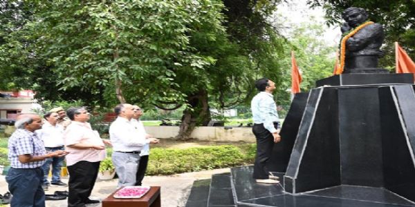 आजाद की यादें प्रयागराज तथा आजाद उद्यान से जुड़ी हैं : मंडलायुक्त