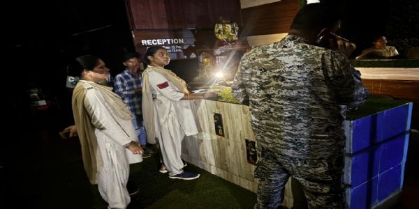 जिलेभर के लाज,होटल, बार व ढाबों में पुलिस ने दी दबिश