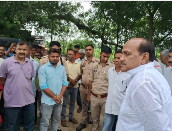 विधायक के साथ ग्रामीण