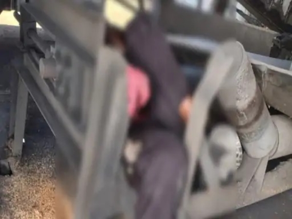 कन्वेयर बेल्ट में फंसा युवक