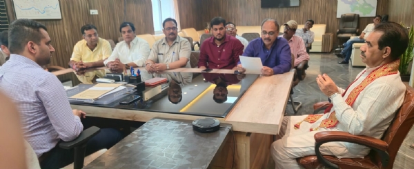 नगर आयुक्त से वार्ता करते भाजपा जिलाध्यक्ष भाजपा