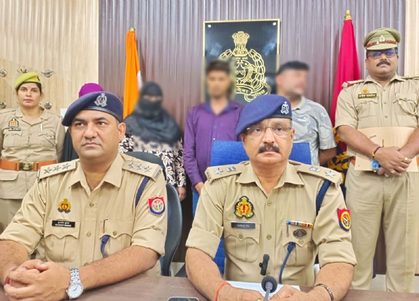 पुलिस लाइंस सभागार में हनी ट्रेप गैंग का खुलासा करते एसपी सिटी कुमार रणविजय सिंह और सीओ सिविल लाइन कुलदीप गुप्ता व पुलिस गिरफ्त में आरोपित