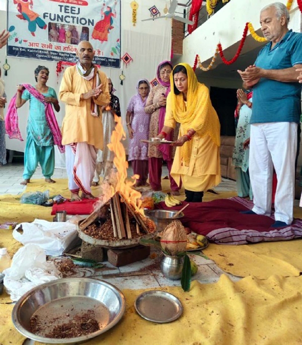 शिवरात्रि पर मोक्ष वृद्धाश्रम में आयोजित हवन में हिस्सा लेते बुजुर्ग।