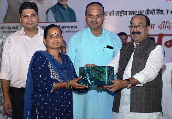 उप मुख्यमंत्री साव  स्वच्छता दीदियों और सफाई कर्मियों को  सम्मानित करते  