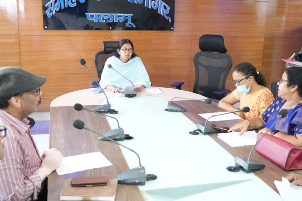 बैठक करती उपायुक्त समीरा एस