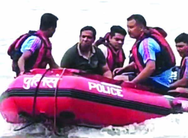रेस्क्यू करती जल पुलिस की टीम