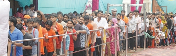 अपनी बारी का इंतज़ार करते श्रद्धालु