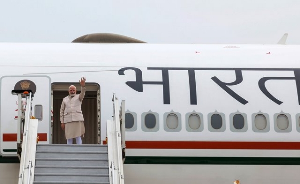 प्रधानमंत्री नरेन्द्र मोदी बुधवार को यूके रवाना होते हुए
