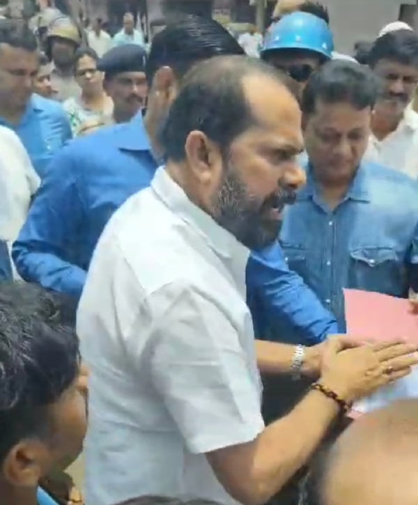 अतिक्रमण हटाओ अभियान का विरोध करते जिला कांग्रेस अध्यक्ष आनंद बिहारी दूबे