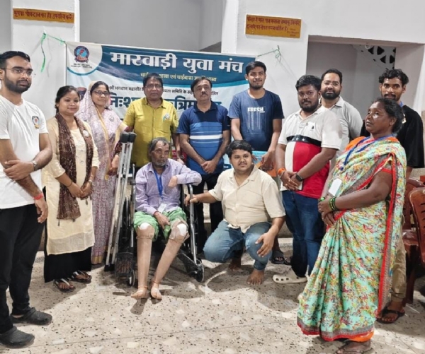 डालसा चाईबासा ने दिव्यांगजनों को प्रदान किए प्रमाण पत्र और उपकरण, मारवाड़ी युवा मंच के सहयोग से मिला सहारा
