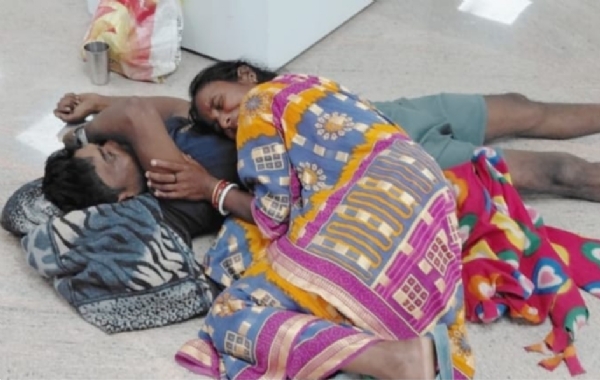 मृतक वरुण भगत के शव से लिपट कर रोती पत्नी