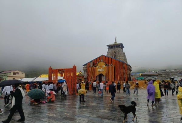 फूलों से सजा केदारनाथ मंदिर।