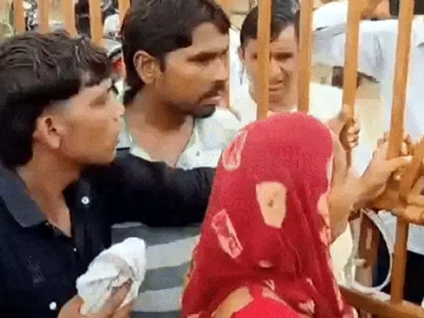 पुलिस चौकी को ताला लगाकर खड़े परिजन व अन्य ग्रामीण।