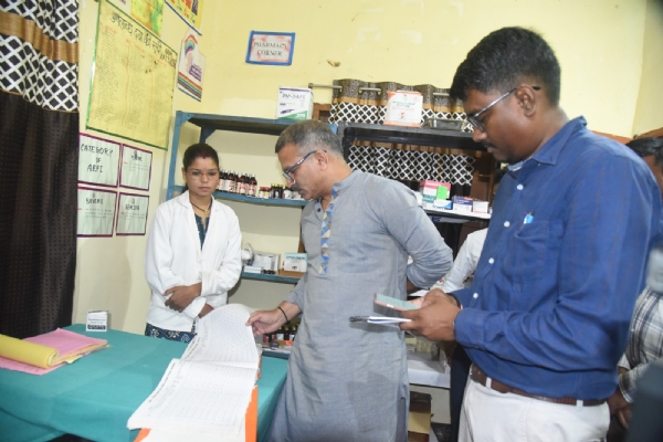 स्वास्थ्यकर्मियों को आवश्यक निर्देश देते कलेक्टर