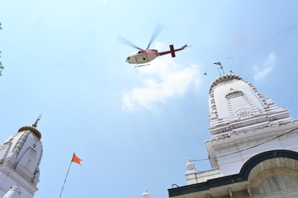 *गोरखपुर के प्रमुख शिव मंदिरों पर हेलीकॉप्टर से हुई पुष्प वर्षा*