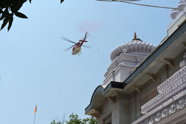 *गोरखपुर के प्रमुख शिव मंदिरों पर हेलीकॉप्टर से हुई पुष्प वर्षा*