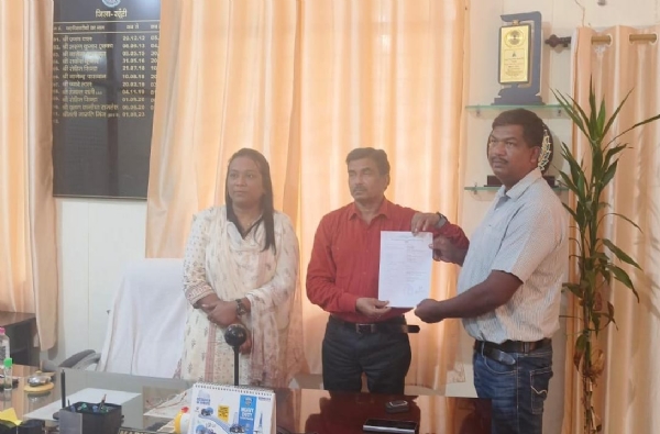 ऑटो चालको के बीच किया गया परमिट का वितरण