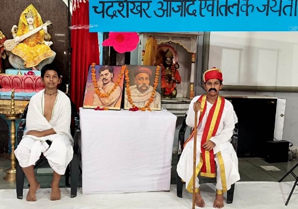 कानपुर में चन्द्रशेखर आजाद और तिलक की वेशभूषा धारण कर कार्यक्रम में हिस्सा लेते छात्र (बाएं से दाएं ) का छायाचित्र
