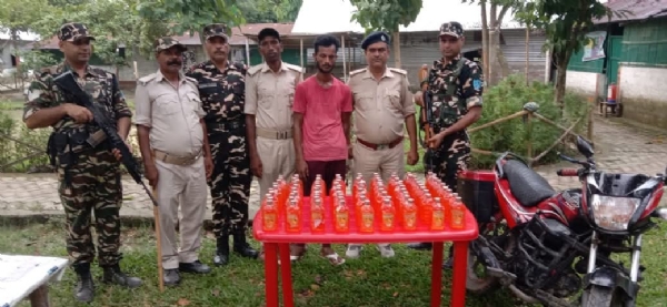 अररिया फोटो:बरामद शराब और तस्कर के साथ एसएसबी और आबकारी विभाग की टीम