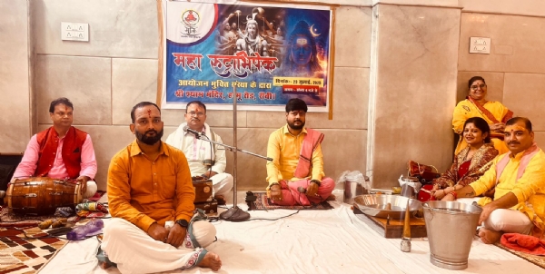 रूद्राभिषेक में भजन गाते श्रद्धालू
