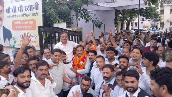 बरेली बार एसोसिएशन चुनाव में जीत के बाद दीपक पांडे को फूल-मालाओं से लादते समर्थक।