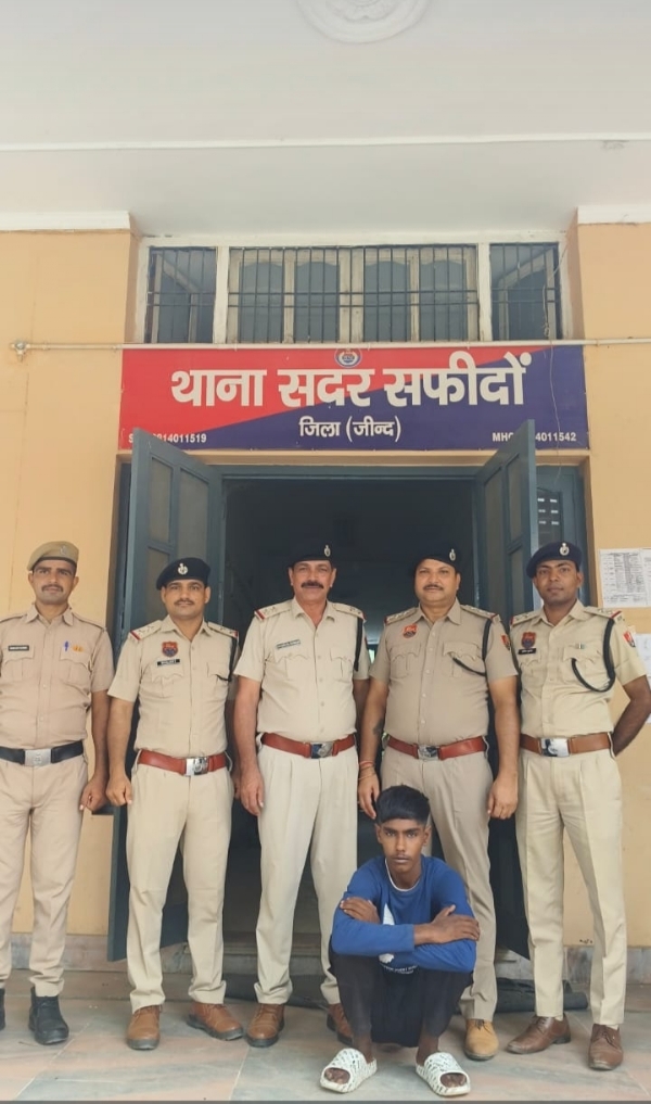 पुलिस गिरफ्त में हत्यारोपित।