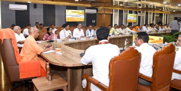 विधानसभावार कार्ययोजना और भावी सड़क प्रस्तावों को एक-एक कर समझा सीएम ने*