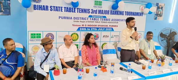 उद्घाटन के दौरान डीएम तथा अन्य