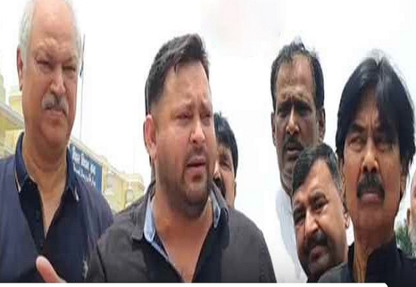 तेजसवी विधानसभा के बाहर मीडिया से बात करते