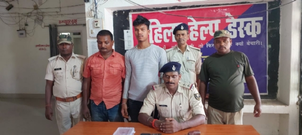 अररिया फोटो:गिरफ्तार दोनों युवक साथ पुलिस