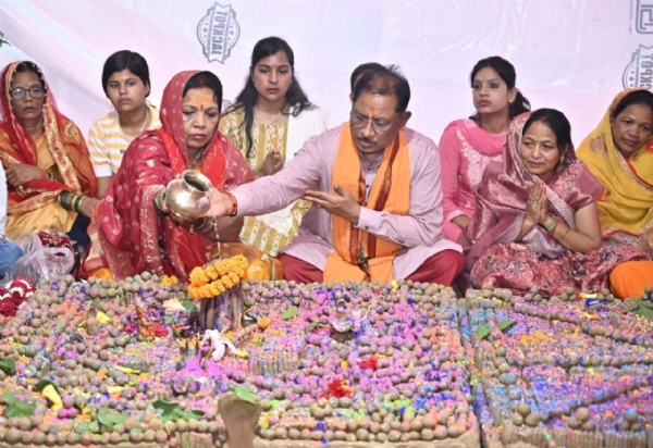 मुख्यमंत्री विष्णुदेव साय अपनी धर्मपत्नी कौशल्या साय के साथ बगिया स्थित फलेश्वरनाथ महादेव मंदिर पहुंचकर पूरे विधि-विधान से पूजा-अर्चना करते