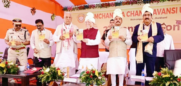 कार्यक्रम में राज्यपाल संतोष गंगवार, पूर्व सीएम एवं पूर्व राज्यपाल रघुवर दास एवं अन्य