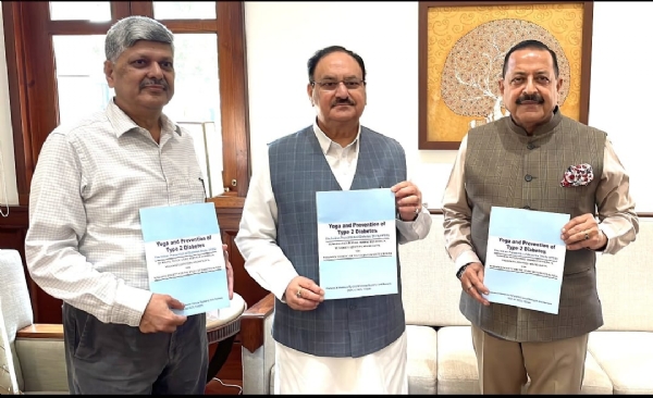 केन्द्रीय मंत्री डॉ. जितेन्द्र सिंह ने योग -मधुमेह संबंधित रिपोर्ट केन्द्रीय स्वास्थ्य मंत्री जे पी नड्डा को सौंपी
