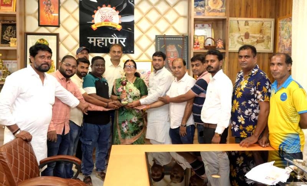 कानपुर में मेयर इलेवन के विजयी खिलाड़ियों को नगर निगम में महापौर द्वारा सम्मानित किया गया का छायाचित्र