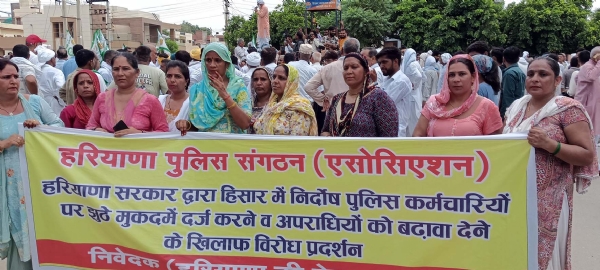 प्रदर्शन में शामिल पुलिस कर्मचारी संगठन की पदाधिकारी।