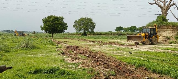 अवैध प्लाटिंग को जमींदोज करते हुए पीडीए बुल्डोजर का छाया चित्र