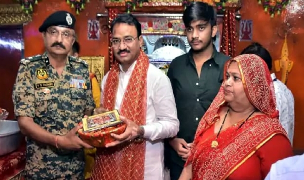 उपमुख्यमंत्री प्रेमचंद ने परिवार समेत तनोट माता के किए दर्शन, सीमाओं की सुरक्षा की कामना की
