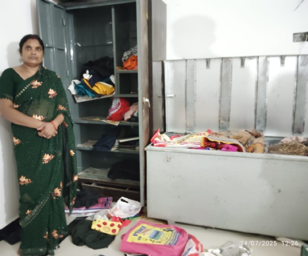 चोरी की घटना के बाद आलमारी का टूटा लाकर दिखाती परिवार की महिला