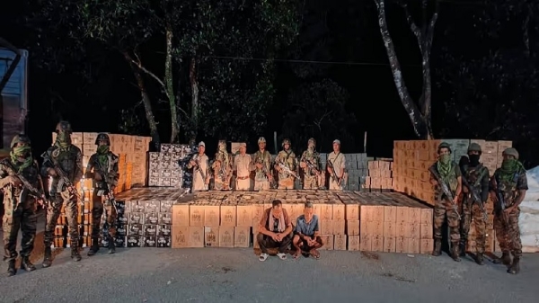मणिपुर में असम रायफल्स द्वारा जब्त अवैध शराब एवं गिरफ्तार तस्करों की तस्वीर