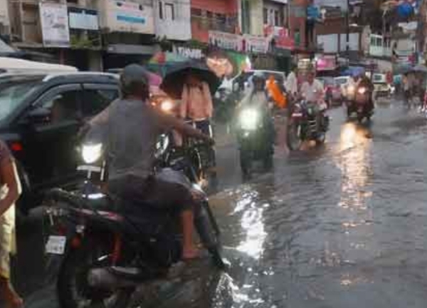 सडक में लगा पानी
