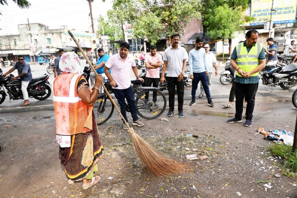 कोरबा : आयुक्त आशुतोष पाण्डेय अधिकारियों की टीम के साथ उतरे सड़क पर, साफ-सफाई कार्य व गंदगी करने वालों के विरूद्ध चेतावनी, कार्यवाही व अर्थदण्ड के दिये निर्देश