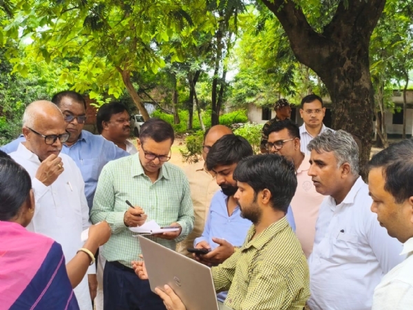 निरीक्षण करते आयोग के सदस्य