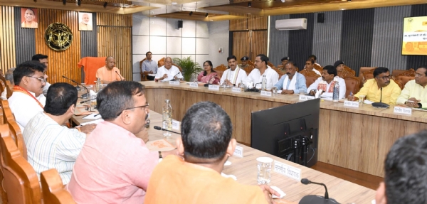 विधानसभावार कार्ययोजना और भावी सड़क प्रस्तावों को एक-एक कर समझा सीएम ने*