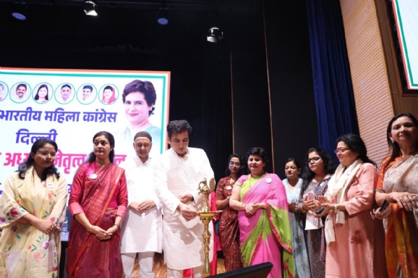 दिल्ली प्रदेश कांग्रेस कमेटी के अध्यक्ष देवेंद्र यादव गुरुवार को कांग्रेस मुख्यालय इंदिरा भवन में दीप प्रज्वलन करके नेतृत्व सृजन कार्यक्रम की  शुरुआत करते हुए