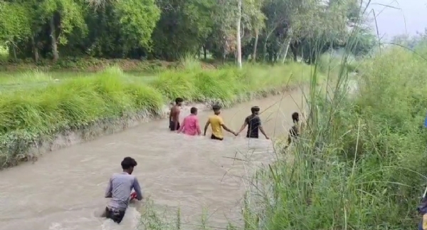 नहर में खोजते गोताखोर
