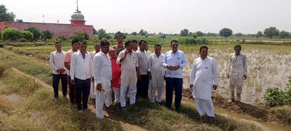 दौरे के दौरान उपस्थित आदमपुर तहसीलदार रामनिवास भादू।
