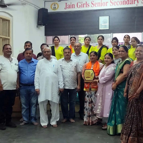 सर्वश्रेष्ठ अध्यापिका को सम्मानित करते भाविप पदाधिकारी।