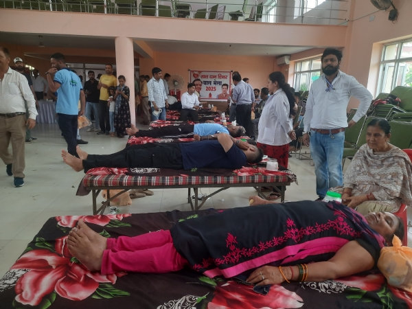 रक्तदान करते हुए लोग।