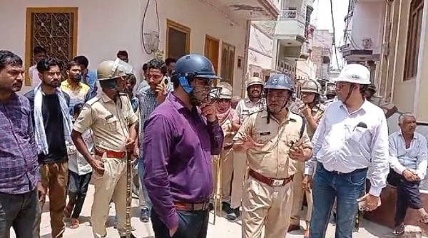 भारी पुलिस जाब्ते के बीच बिजली कंपनी टीम ने की बड़ी कार्रवाई : सत्तर परिवारों के बिजली के मीटर उतारे, तनाव के हुए हालात