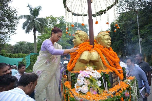 श्रद्धांजलि देते मंत्री शिल्पी तिर्की